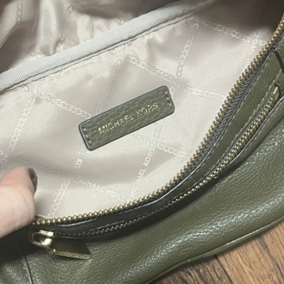 Michael Kors Olive Leather Bag with Gold Details - Picture 10 of 11